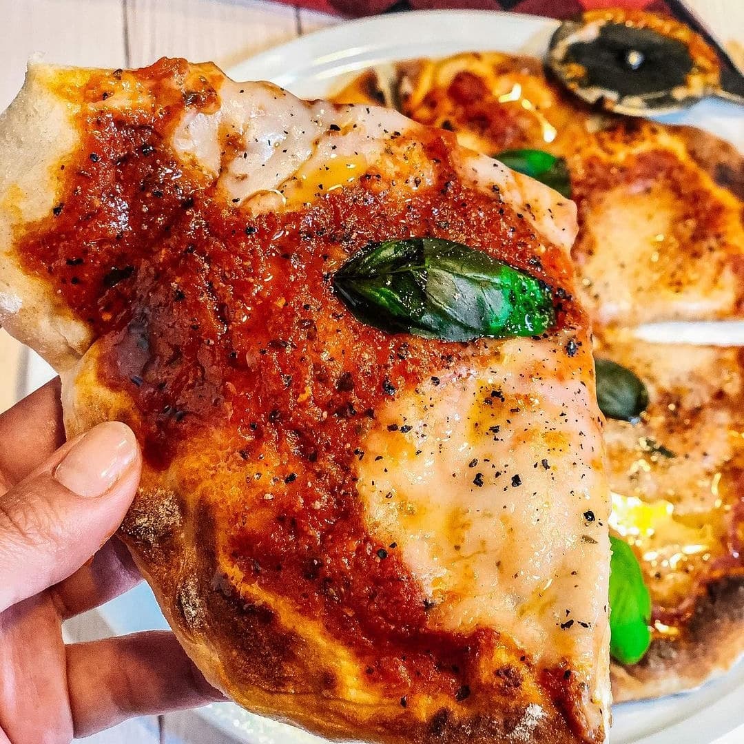 meonnies's tweet photo. 🍕It's time for a vegan pizza! This yeast dough has the same fluffiness of a sourdough, but instead of waiting the usual 24 hours for it to rise, this baby is ready in under an hour!

#Vegan #veganfood #veganism #vegancommunity #veganpizza #PizzaLover @veganrecipehour @seery_sue https://t.co/qtR68S0jWi