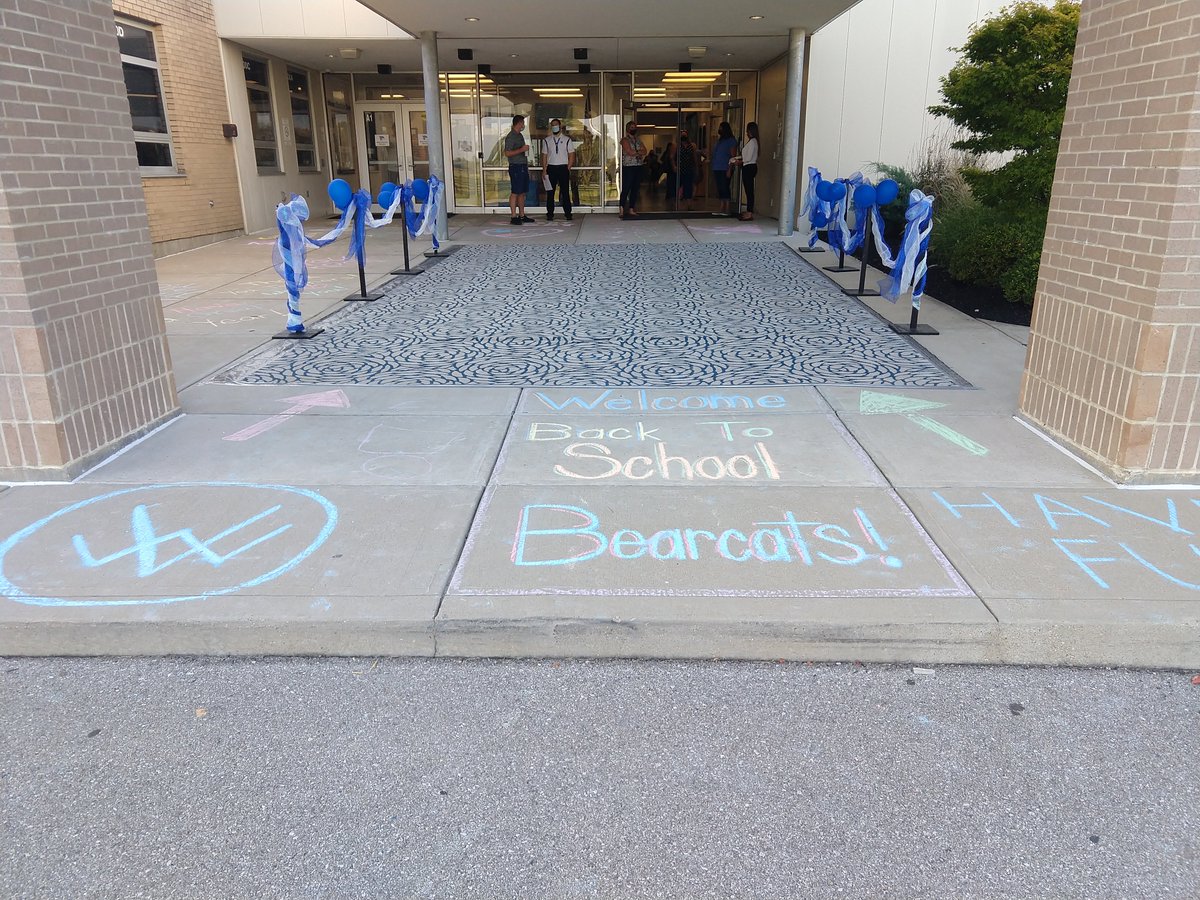 WVESBearcats's tweet photo. Thanks to our awesome PTA for the chalk the walk! https://t.co/YsWgf2tfco