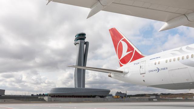 turkiyeekseni's tweet photo. 📢 Türk Hava Yolları (THY), günlük 1333 seferle Avrupa'da en çok uçuş icra eden 2. hava yolu oldu.

[Avrupa Hava Seyrüsefer Emniyeti Teşkilatı'nın (EUROCONTROL)]

#Türkiye #Turkey #THY https://t.co/TsTA53vm6c