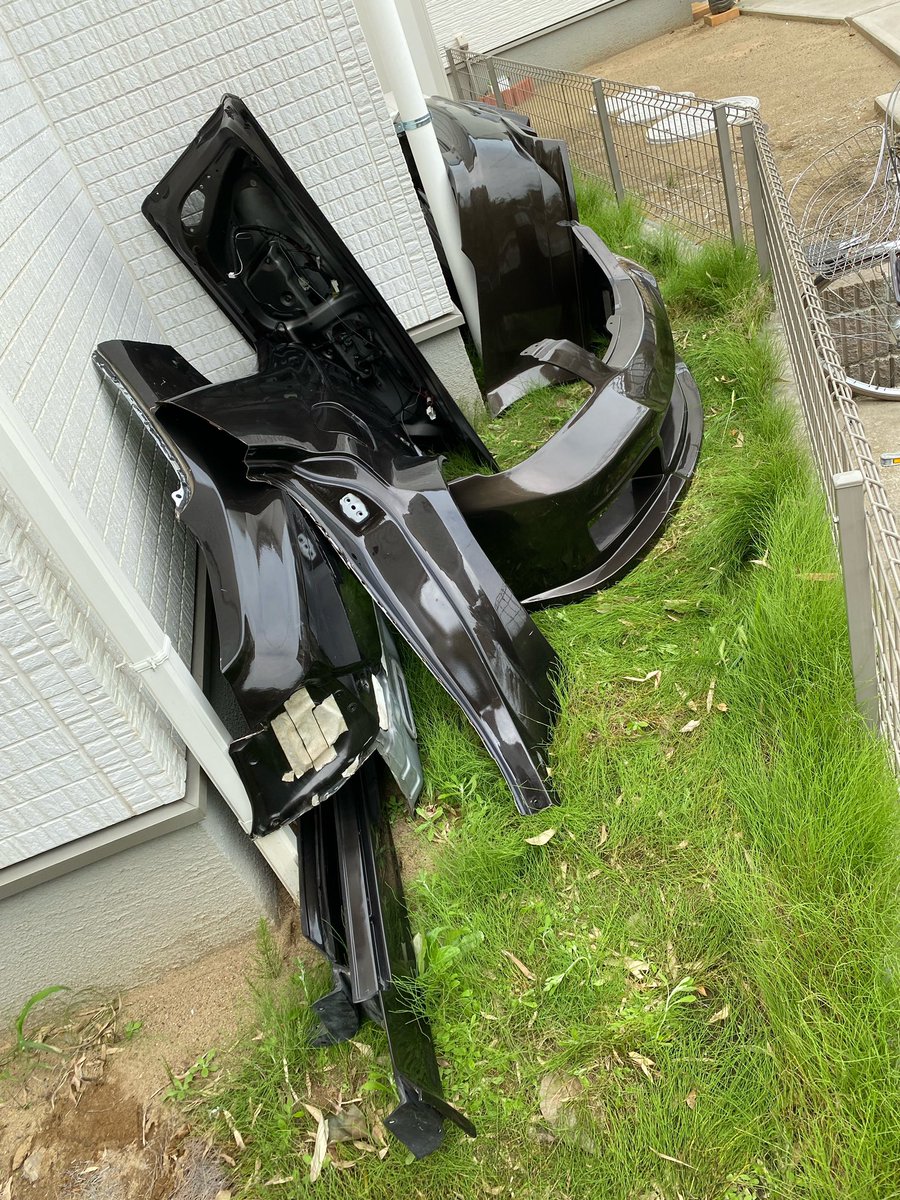 scrapper18_'s tweet photo. そういえば18クラウン
フルオーバーフェンダーキットが
庭に生えてきたんですが、
組むべき？組むべき？？
永遠悩んでる。。
売るか、組むか、生やしとくかw https://t.co/Pt0xFFdgNx