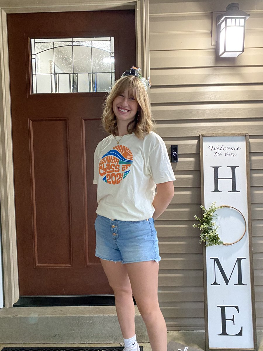 shelly_simms's tweet photo. Allies first day of kindergarten and first day of senior year. #fzn #fznlastfirstday #FZNFirstDay2021 https://t.co/VYdQv3DigE