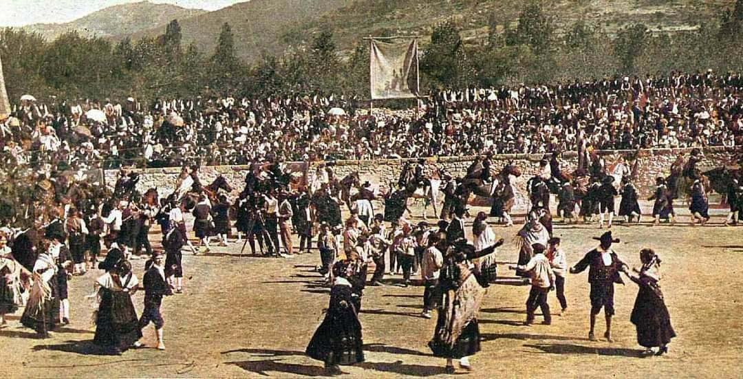Baile de rueda tradicional castellano.
La imagen data del año 1924 y fue tomada en una boda serrana, celebrada en el Espinar (Segovia)