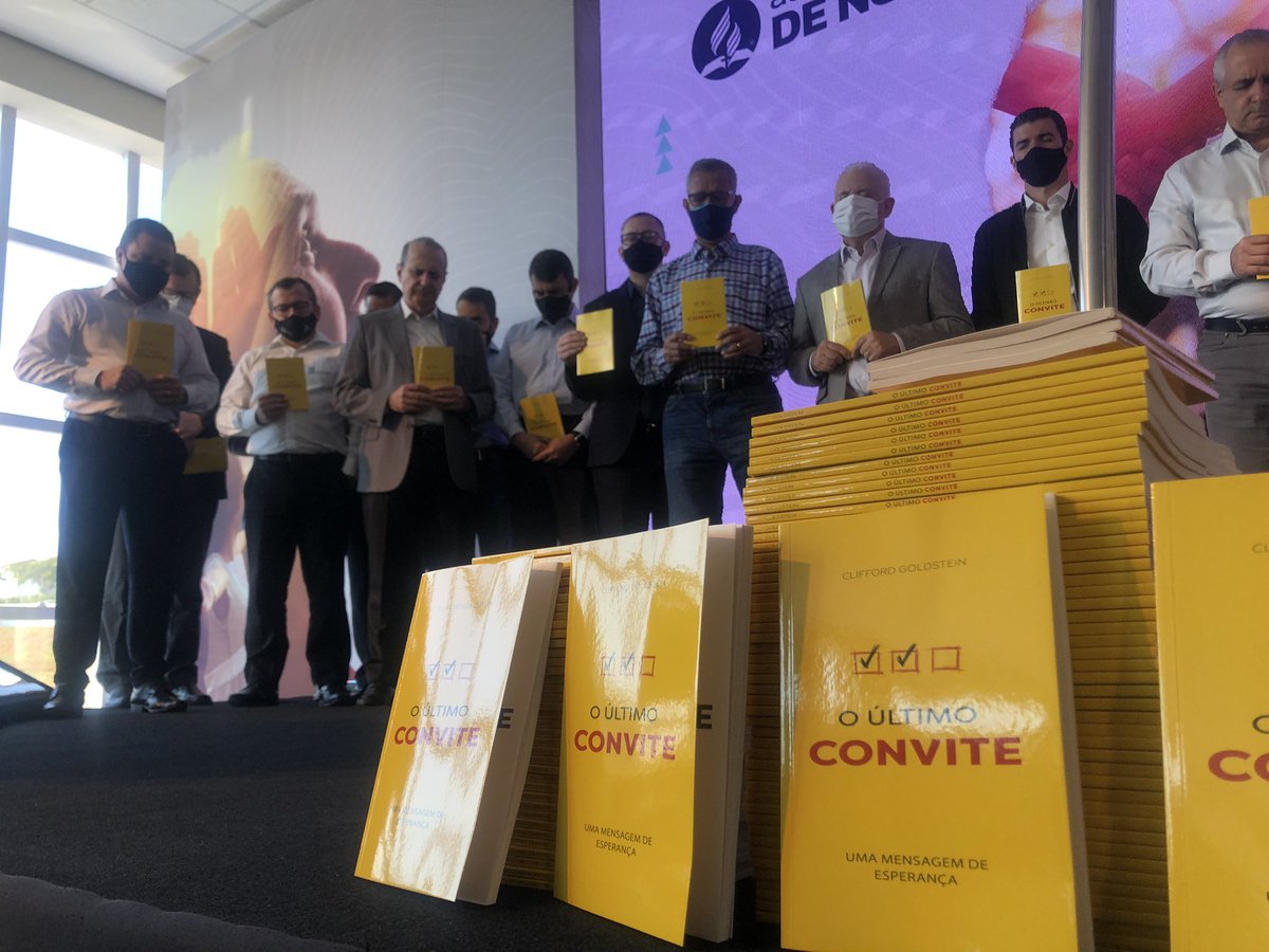 AdventistasSP's tweet photo. Livro Missionário 2022 é dedicado e consagrado no #IntegradoUCB. O alvo no Estado de São Paulo é entregar 2.500.000 de “O Último Convite”. https://t.co/0u3a8ykU80