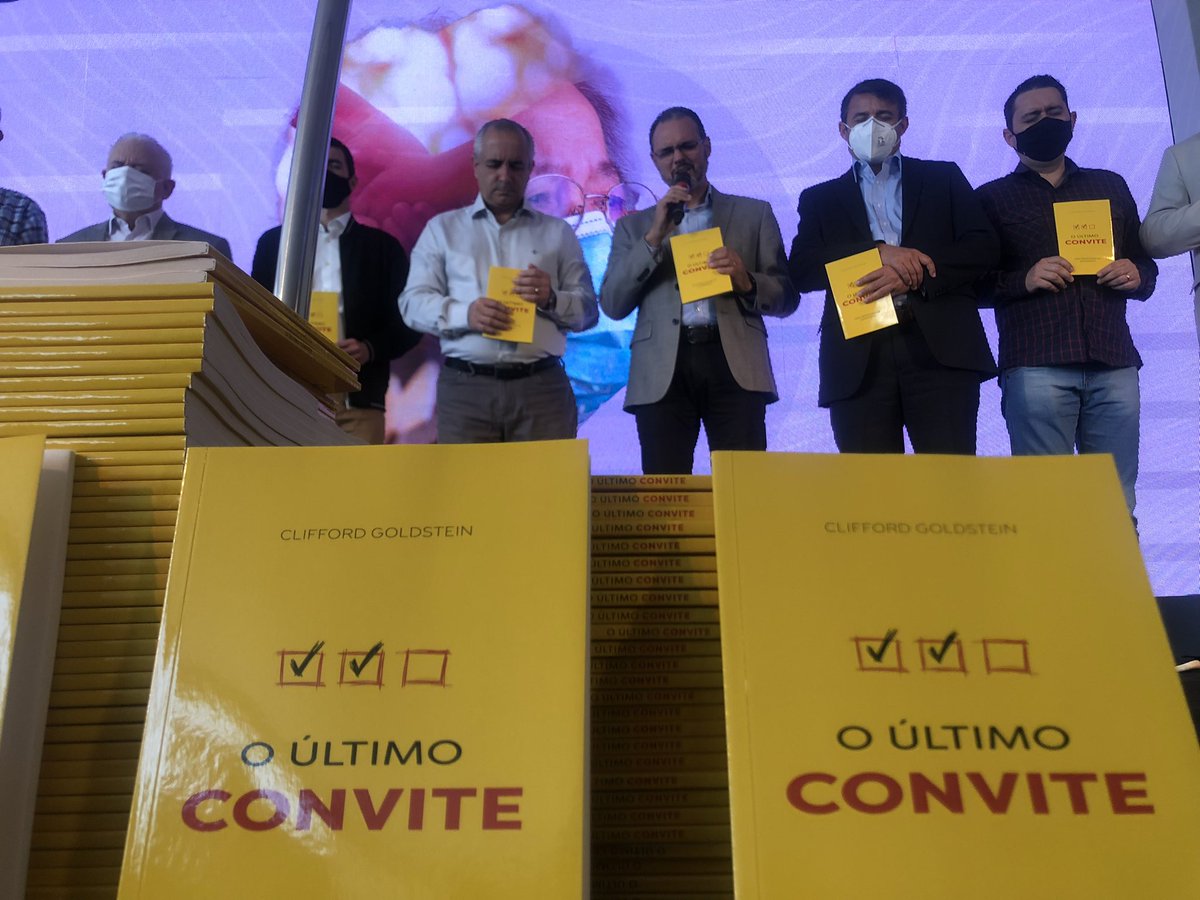 AdventistasSP's tweet photo. Livro Missionário 2022 é dedicado e consagrado no #IntegradoUCB. O alvo no Estado de São Paulo é entregar 2.500.000 de “O Último Convite”. https://t.co/0u3a8ykU80
