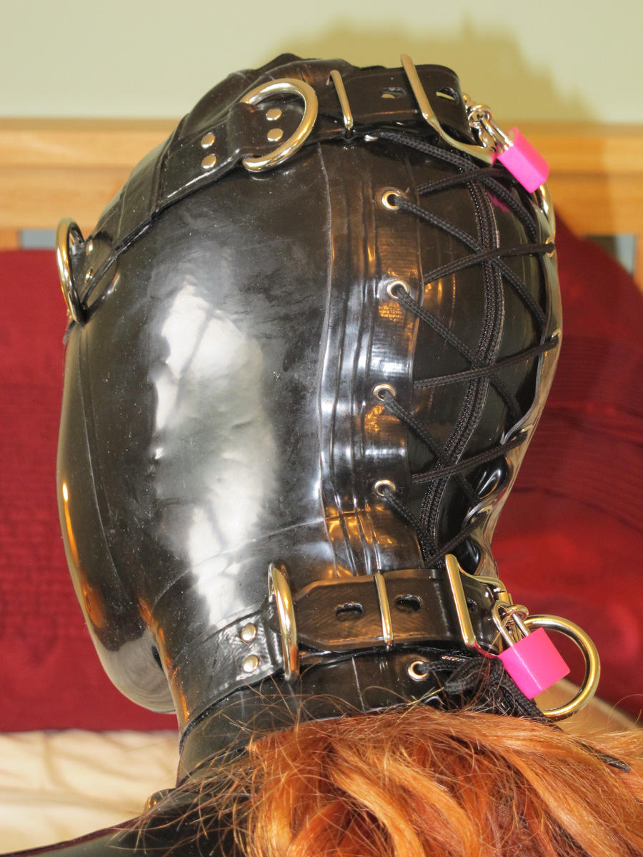 AnEnglishMaster's tweet photo. @melon_slave I love the finality of this hood.  Several years ago I designed a reinforced rubber hood that allowed D rings to lock head to toes in a hogtie.  🤯
BritBastard https://t.co/0o7ROxV6gc