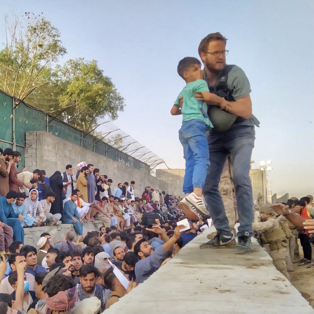 peppemarici's tweet photo. Oltre quel muro c’è la speranza. 
Grazie al nostro console a #Kabul Tommaso Claudi. Non si sta risparmiando, senza sosta, fino all’ultimo. 
#Afghanistan https://t.co/BnPUoFG1zm