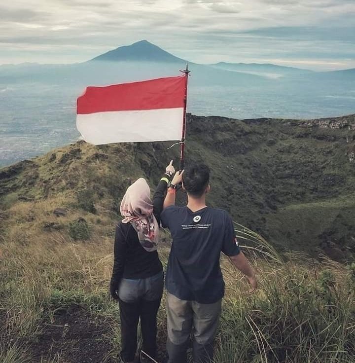 Els61583934's tweet photo. Berkibar lah,, dan tetap Indonesia jaya.. Majulah singsingkan lengan baju.. Merdeka https://t.co/FUNwxg51pI