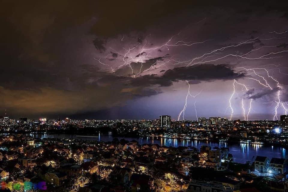 Quang45174517's tweet photo. Việt Nam xuất hiện những cơn sét bất ngờ và liên tục và những cơn mưa đá chưa từng có https://t.co/7lETBC6u8K
