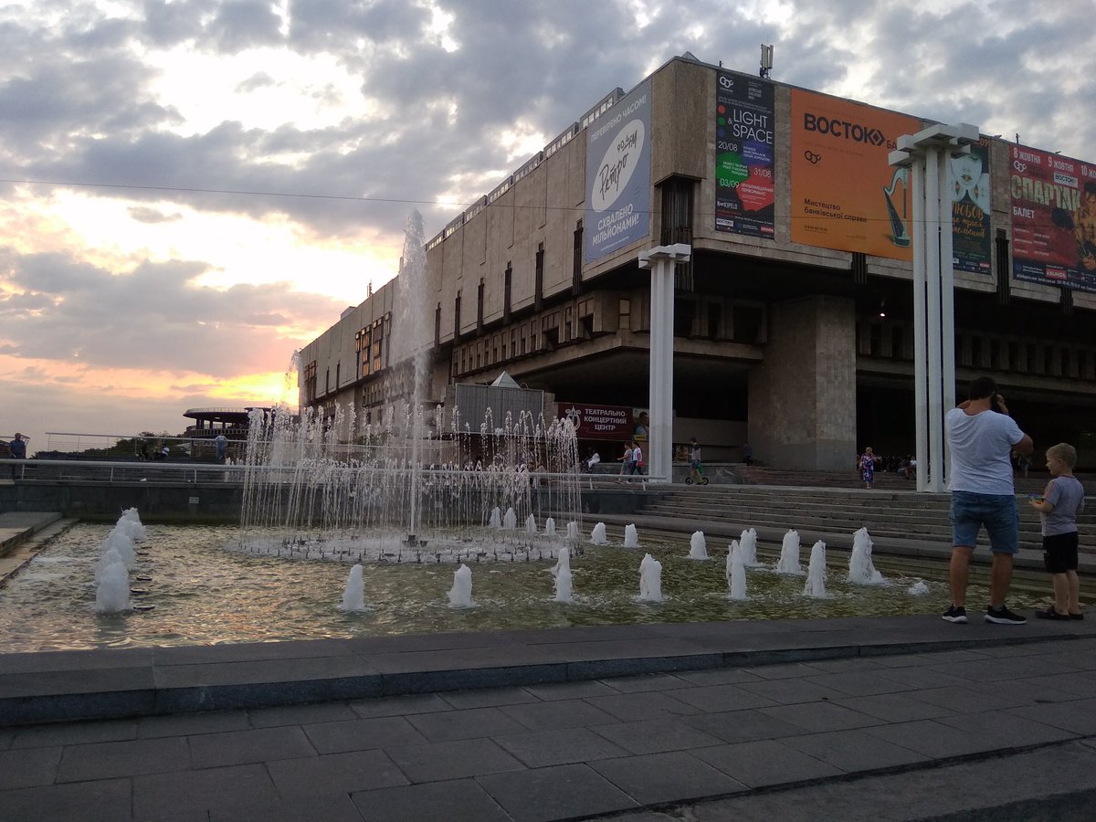 Inna_L's tweet photo. 23 августа - День города Харькова. На фото - сад Шевченко и парк Горького. Площадь Свободы, оперный театр
#фонтаны #Харьков https://t.co/2svOnZstVC