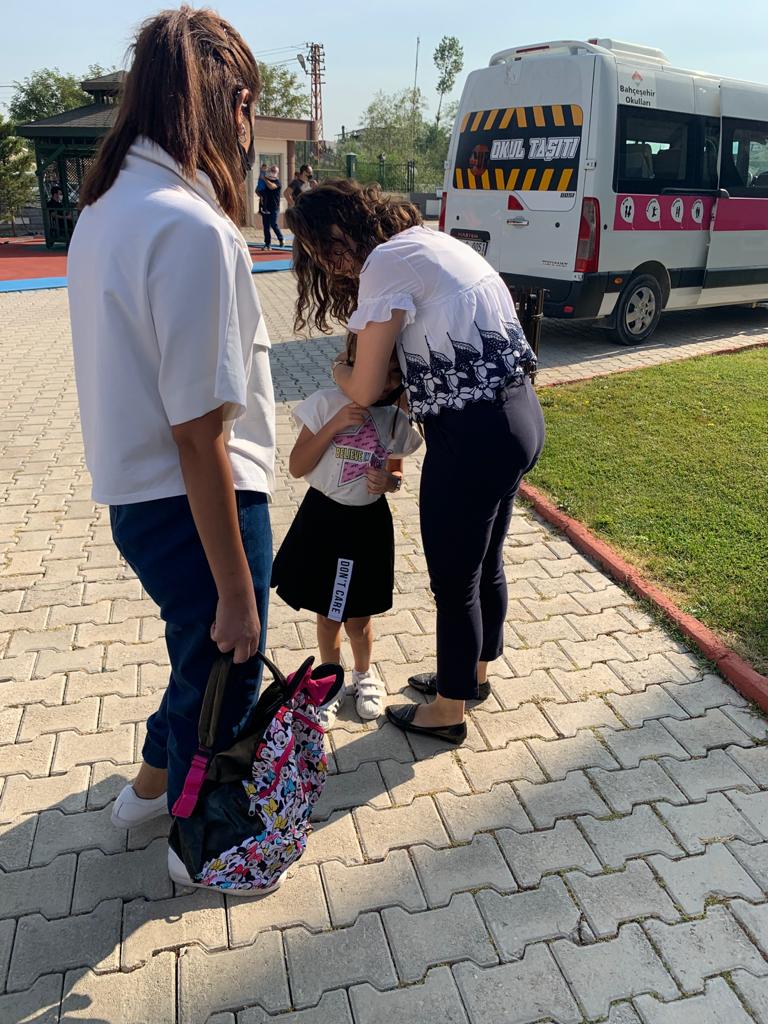 bahcesehir_van's tweet photo. Koca bir yaz geçti, sizi çok özledik. Aramıza yeni katılanları ise heyecanla bekledik. Şimdi bir aradayız; Kocaman, rengarenk, bütün farkılılıklarımız ve benzerliklerimizle bir şölen yeriyiz. Hoş geldiniz çocuklar ♥️🎈 @tugbaozdinc @ErkenCocukluk @matlihannn @AtlihanMumtaz https://t.co/5xGz5ayTFE