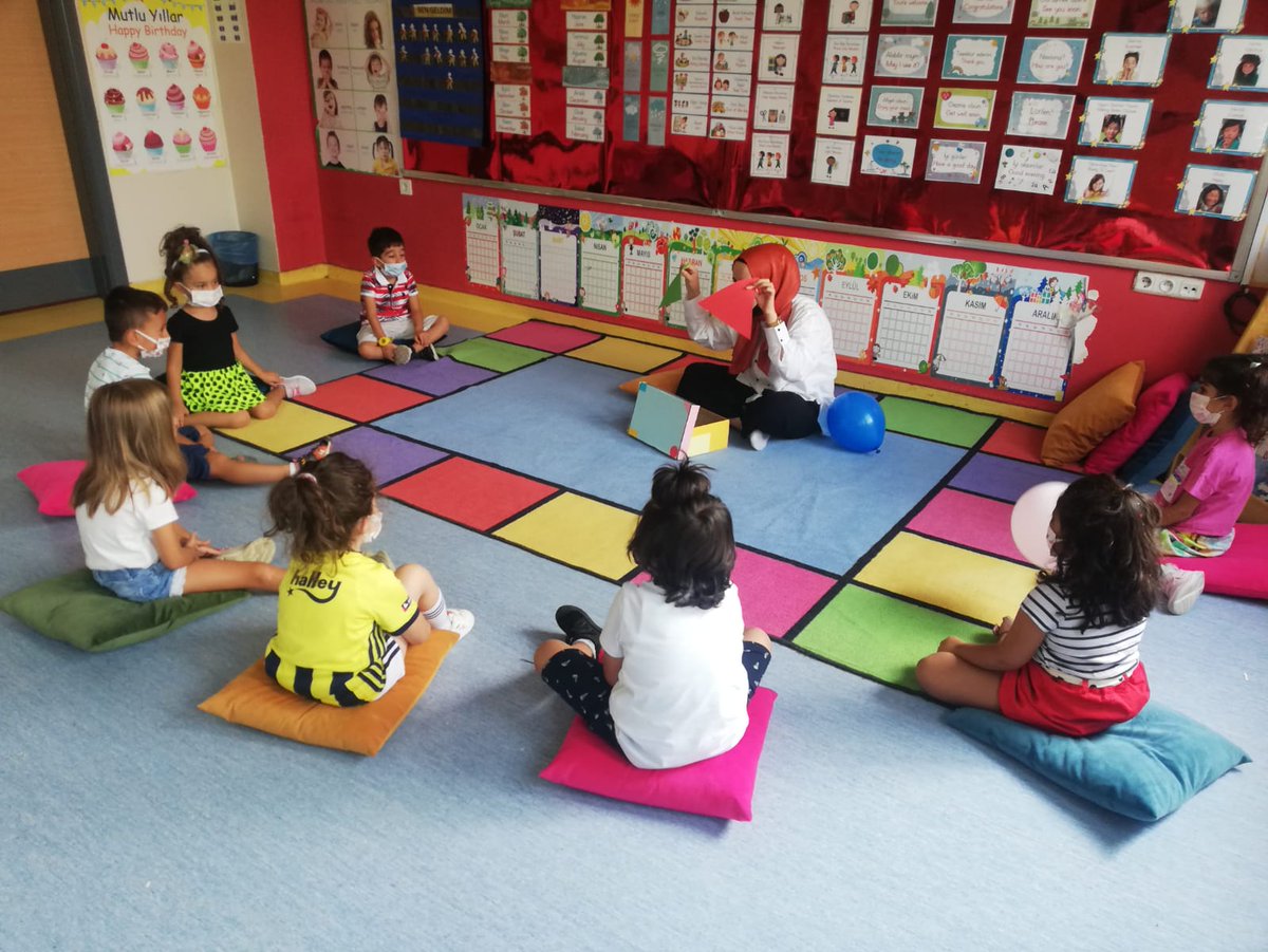bahcesehir_van's tweet photo. Koca bir yaz geçti, sizi çok özledik. Aramıza yeni katılanları ise heyecanla bekledik. Şimdi bir aradayız; Kocaman, rengarenk, bütün farkılılıklarımız ve benzerliklerimizle bir şölen yeriyiz. Hoş geldiniz çocuklar ♥️🎈 @tugbaozdinc @ErkenCocukluk @matlihannn @AtlihanMumtaz https://t.co/5xGz5ayTFE