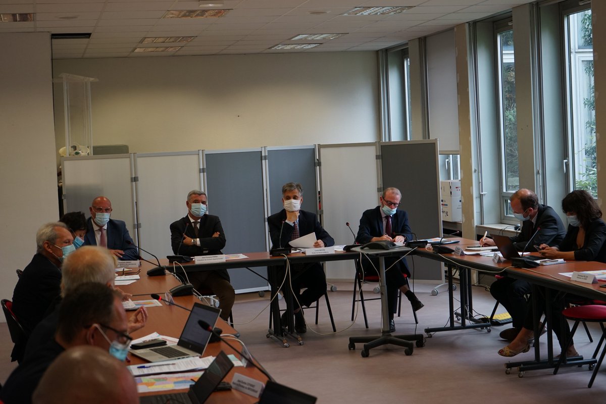 Prefet77's tweet photo. #Vaccination 

En présence du Président du @Departement77, de la #DSDEN77, du @Sdis77 et de l'#ARS77, le Préfet a échangé sur l'organisation de la vaccination des 12-17 ans volontaires en #SeineEtMarne prévue pour la rentrée https://t.co/xWAzUBQFdn