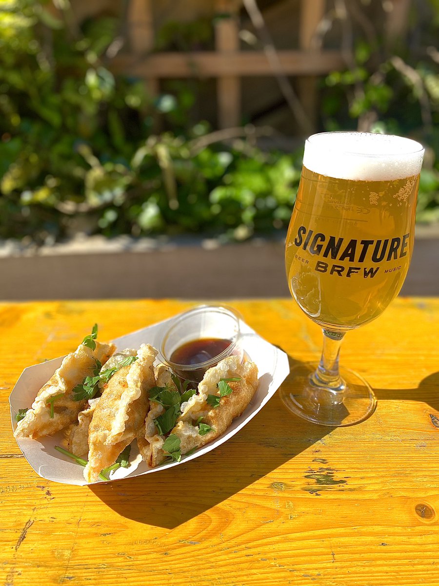 SignatureBrewBH's tweet photo. Get down to the brewery tonight for another weekly special! This time you can grab any pint of our award winning core beers with either 2 Korean fried chicken sliders OR 6 vegetable and tofu dumplings from @chickenandgochu for just £10! 
Delicious!!
Walk ups &amp; bookings available https://t.co/iNcwzpTp5P