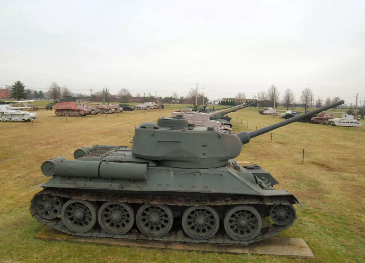 Т34 85м wot. Т 34 85 кантемировец. T v 85. Т-34 против тигра картинки. Танк шерман и т-34.