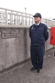 تويتر Igaito على تويتر 警備服は下です 夏服もあります この２つの制服を勤務場所などによって使い分けています ざっくりなんですが 汚れたり受刑者の連行を主に行うときは警備服 それ以外は普通の官服って感じです Https T Co G9iv3e7aaf