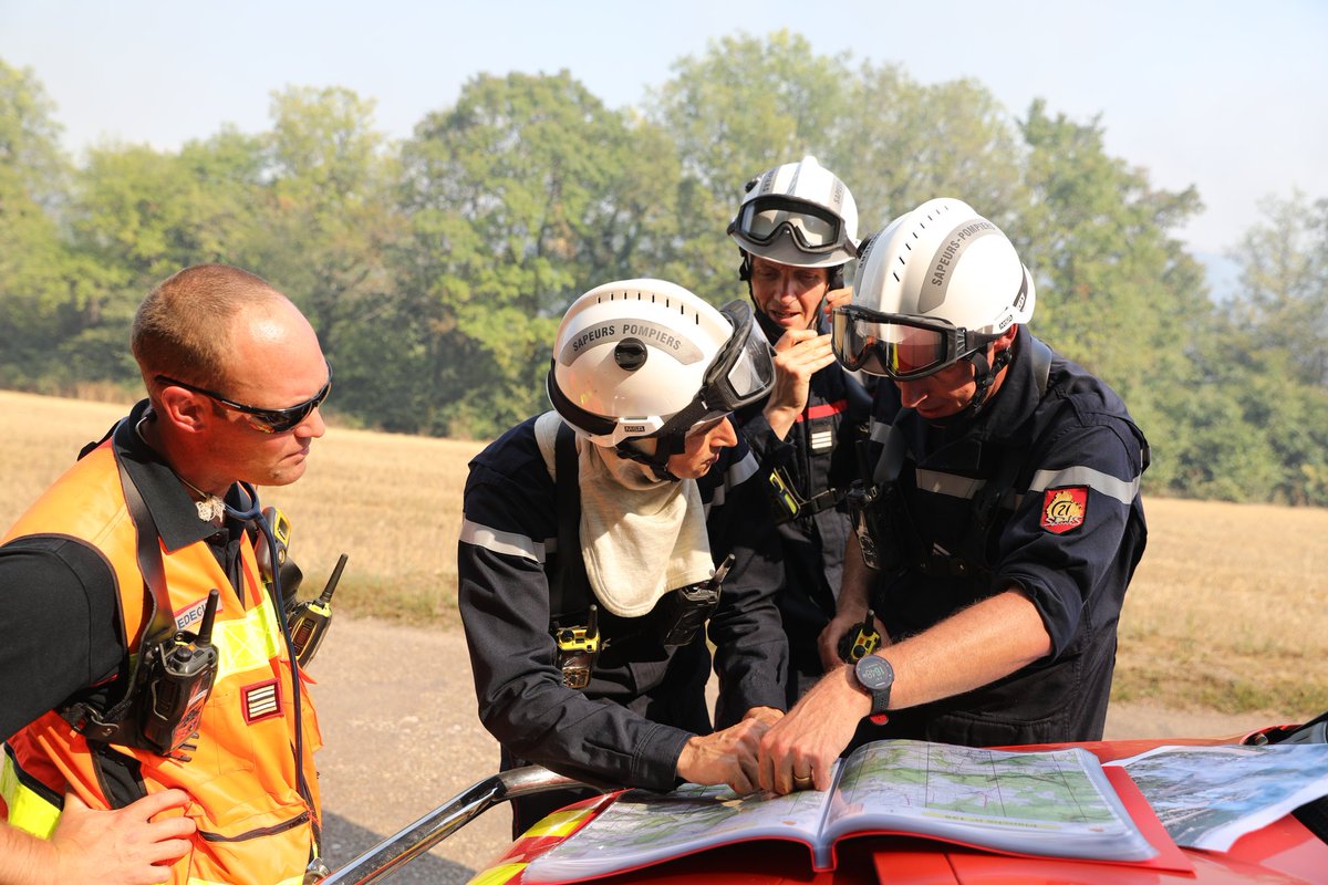 sdis21's tweet photo. 🎖 Félicitations aux 5 sapeurs-#pompiers de #CôtedOr, récipiendaires de la médaille de la sécurité intérieure.
Elle récompense leurs actions sur 3 interventions importantes : 
➡️ Feu de forêt de Talant
➡️ Feu de forêt de Velars-sur-Ouche
➡️ Incendie de la rue du Bourg à Dijon https://t.co/rSk6YxCma9