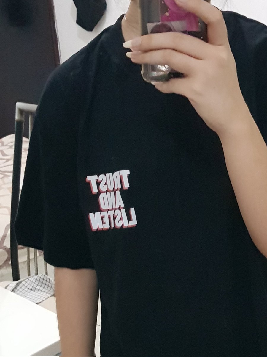 priyoungka's tweet photo. aaaaaaaaaaaaaa akhirnya aku punya baju ini😭😭😭😭😭😭😭😭😭 sukak pol gedenya pas, bahan kaosnya jg aluuuuusssss banget🥳🥳🥳 https://t.co/Otq2o7b810