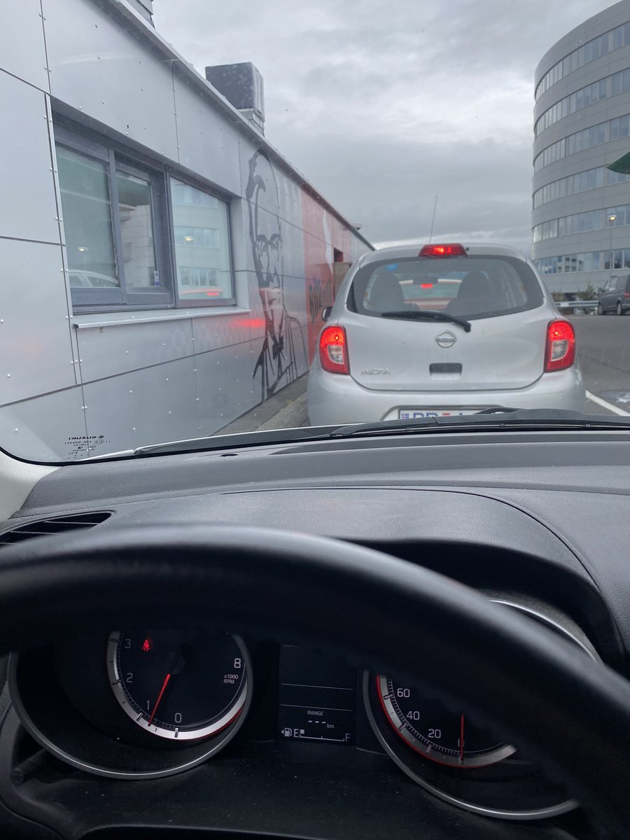 JonHeidarG's tweet photo. Þokukennd röðin á KFC er urrandi tákn þess að hversdagsleikinn er mættur aftur eftir gott frí https://t.co/cWAsQRM8ET