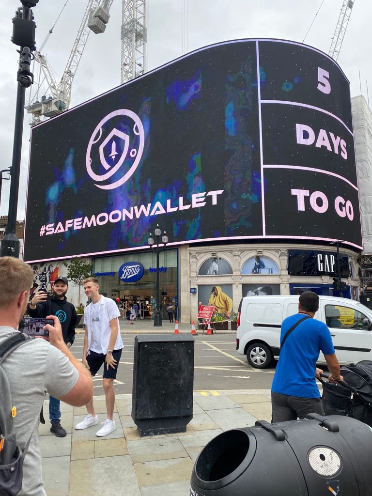 johnkarony's tweet image. Thought we would go down to Piccadilly Circus and check out some billboards. 

#SAFEMOONWALLET releases August 28th. 

#SAFEMOON is the #Evolution!