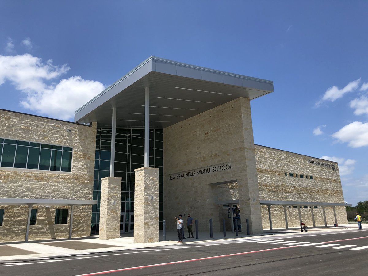 shivanilanger1's tweet photo. CONGRATULATIONS to @NewBraunfelsISD for starting the First Day of School in a brand new facility for their Middle School! The school is looking great! Hope everyone has a fabulous first day and a great school year! #StantecEdu #StantecProud #StantecAUSTIN https://t.co/pba8n2hhm3