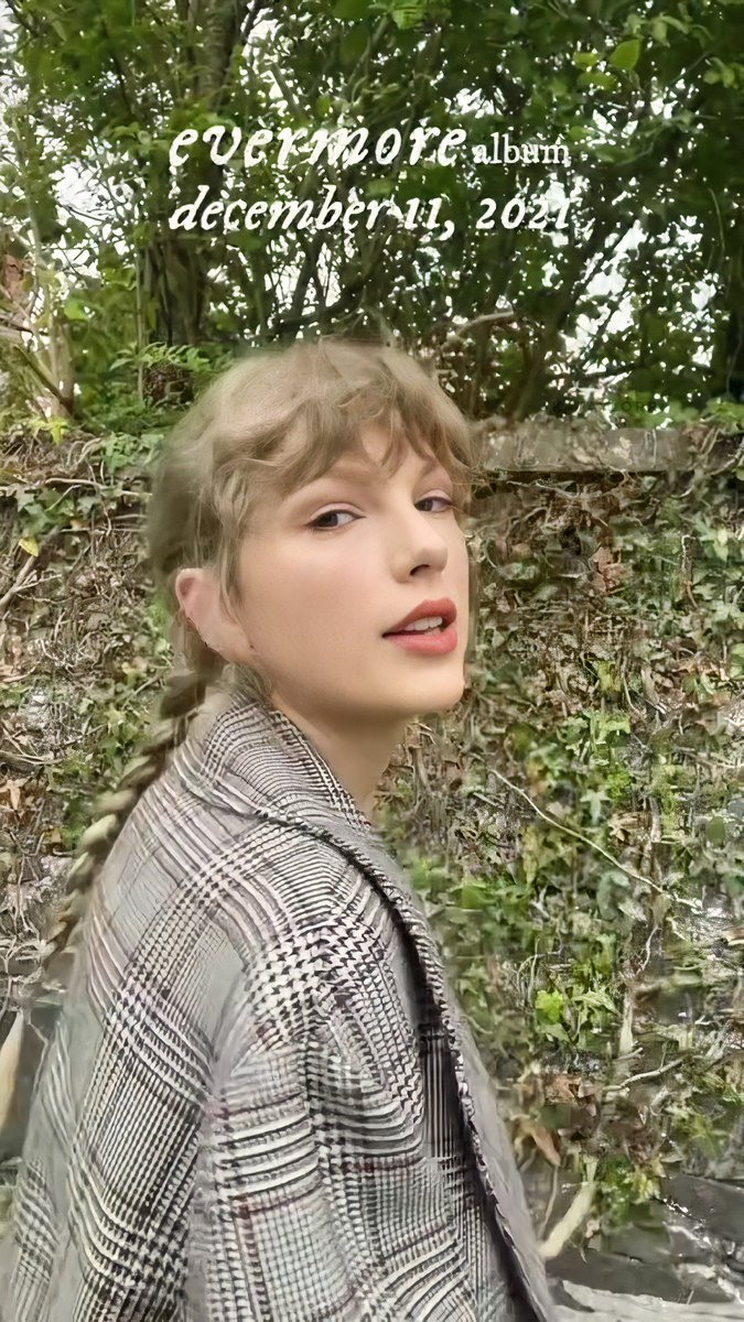 4k_taylorr's tweet photo. No cause Taylor swift in a folklore coat with an evermore hairstyle https://t.co/bXYxaFcmKO