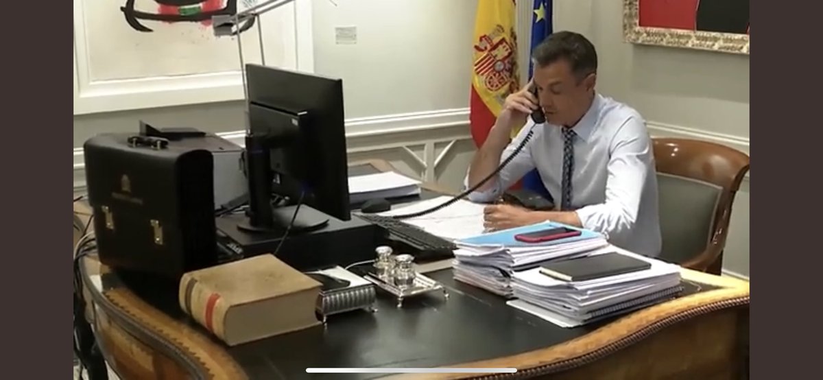 AmurasAmura's tweet photo. El postureo llevado al límite 🤣🤣 
Es diestro, pero para la toma le venía mal https://t.co/iXtB2h71Bw