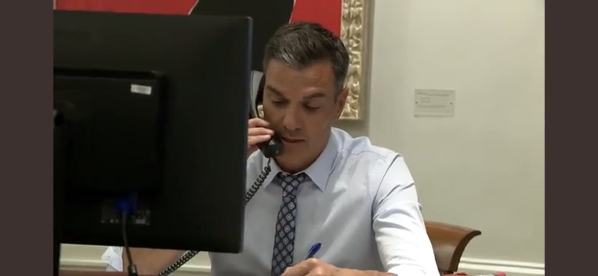 AmurasAmura's tweet photo. El postureo llevado al límite 🤣🤣 
Es diestro, pero para la toma le venía mal https://t.co/iXtB2h71Bw