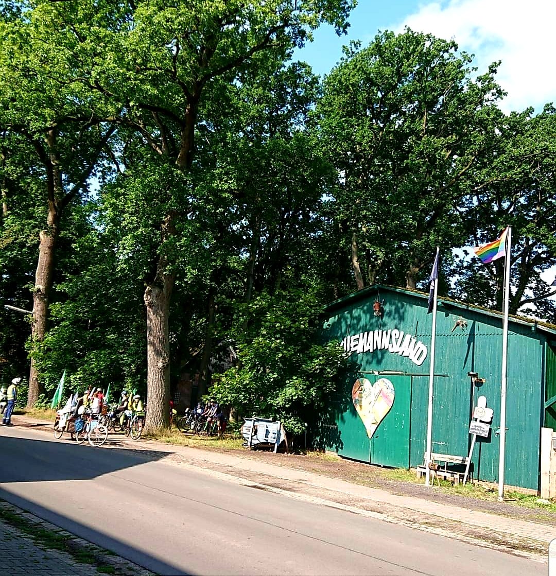 Der Klimaktivistis der #oknb Nordtour Zubringer der <a href="/Studis4FutureDE/">Students For Future Germany 📯</a> aus Oldenburg hat im <a href="/kliemannsland/">Kliemannsland</a> übernachtet. Danke für die Gastfreundschaft.
Lasst uns #AlleFürsKlima kämpfen!

<a href="/fimbim/">Fynn Kliemann</a> <a href="/SFF_Oldenburg/">Students for Future Oldenburg</a> #ohnekerosinnachberlin #FridaysForFuture