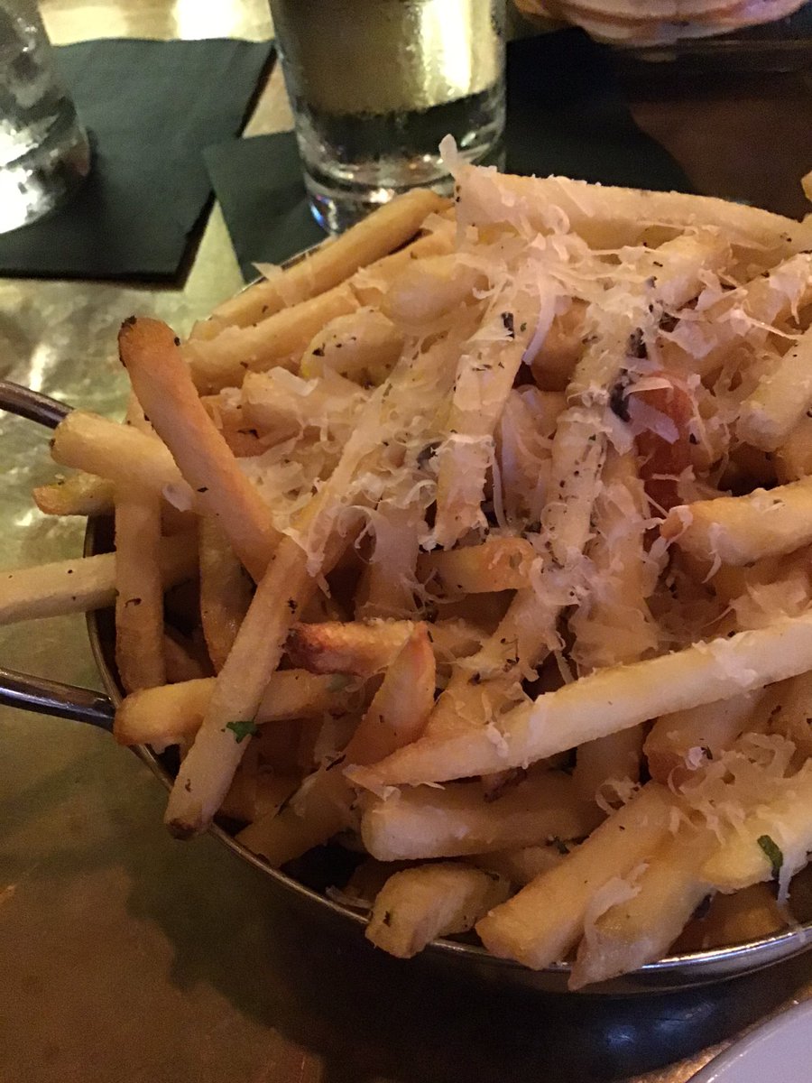 SBredtruckclub's tweet photo. Since establishing its Ayer location, #Bar25 has built a loyal following for its craft cocktails, beer list, and comforting food. Just recently, they added a Newburyport location that features a different menu with Mediterranean favorites, like hummus, shawarmas, and kabobs https://t.co/Hr02PPCX9H