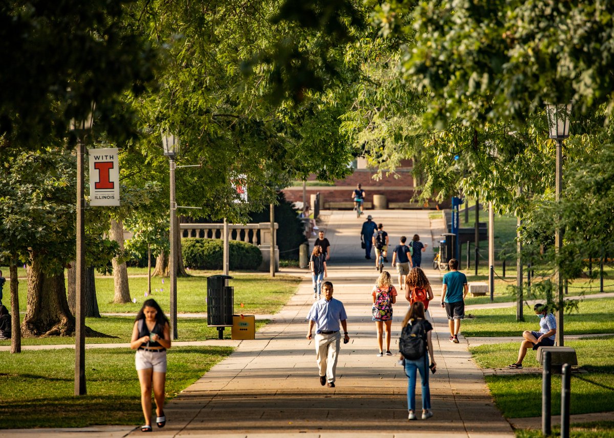 UofIllinois's tweet photo. Happy first day of classes, Illini! 🔸🔹 https://t.co/SNNnydLwit