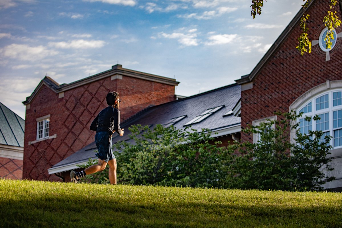 UofIllinois's tweet photo. Happy first day of classes, Illini! 🔸🔹 https://t.co/SNNnydLwit