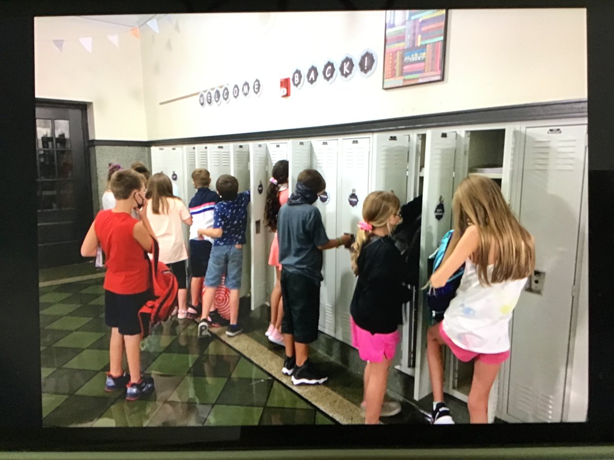 Thomas_4thGrade's tweet photo. We’re having a great first week in 4th Grade! 💛💙Lockers, iPads, and new games and apps! So much fun!😍 #d108ourpurpose @wispekin #firstdays https://t.co/T556IcSZ4g