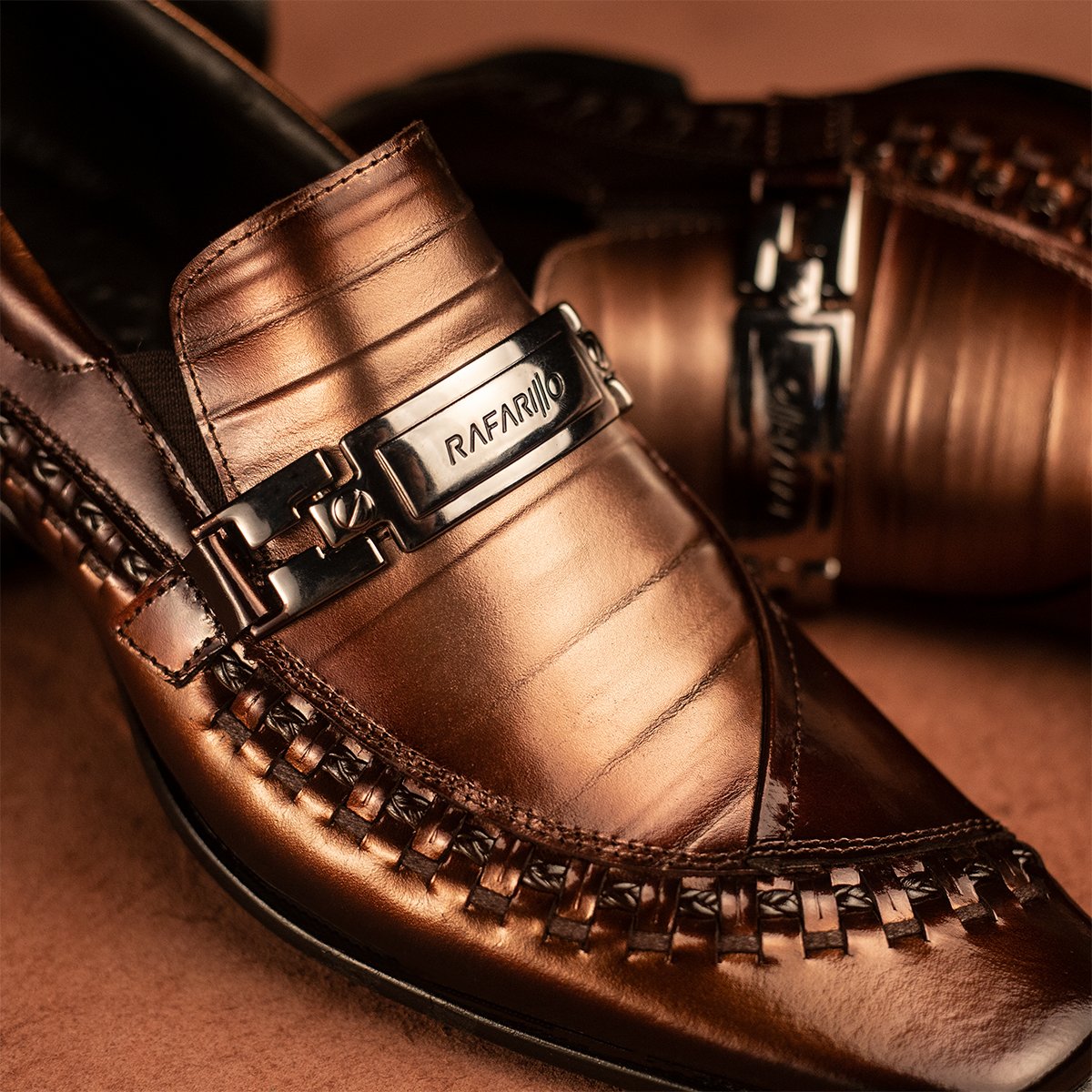 sigarafarillo's tweet photo. A elegância que você merece está aqui!

Linha 🔎 LAS VEGAS
Ref: 79394-19
Compre Online: https://t.co/8ygBukQBnq
___
#lasvegas #rafarillo #rafarillocalcados #sapatomasculino #couro #elegancia #sapatosocial #homem #estilo #lançamento #clássico https://t.co/9YbduiloMq