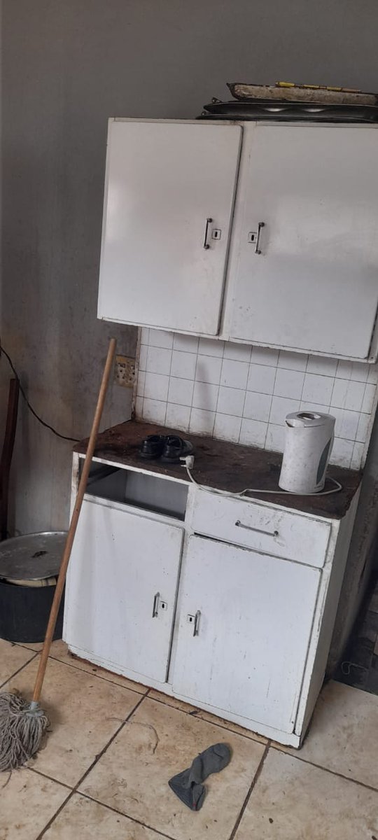 tankiso_matanka's tweet image. Today we were in Dlamini Soweto to visit a child headed home

On our arrival we met with a 22 year old girl(Mbali) who is looking after 7 siblings and her 2 children.her older sister 25 year old is on drugs.

Mbali is has been diagnosed with cervical cancer and depression