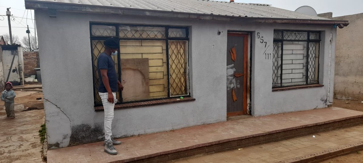 tankiso_matanka's tweet image. Today we were in Dlamini Soweto to visit a child headed home

On our arrival we met with a 22 year old girl(Mbali) who is looking after 7 siblings and her 2 children.her older sister 25 year old is on drugs.

Mbali is has been diagnosed with cervical cancer and depression