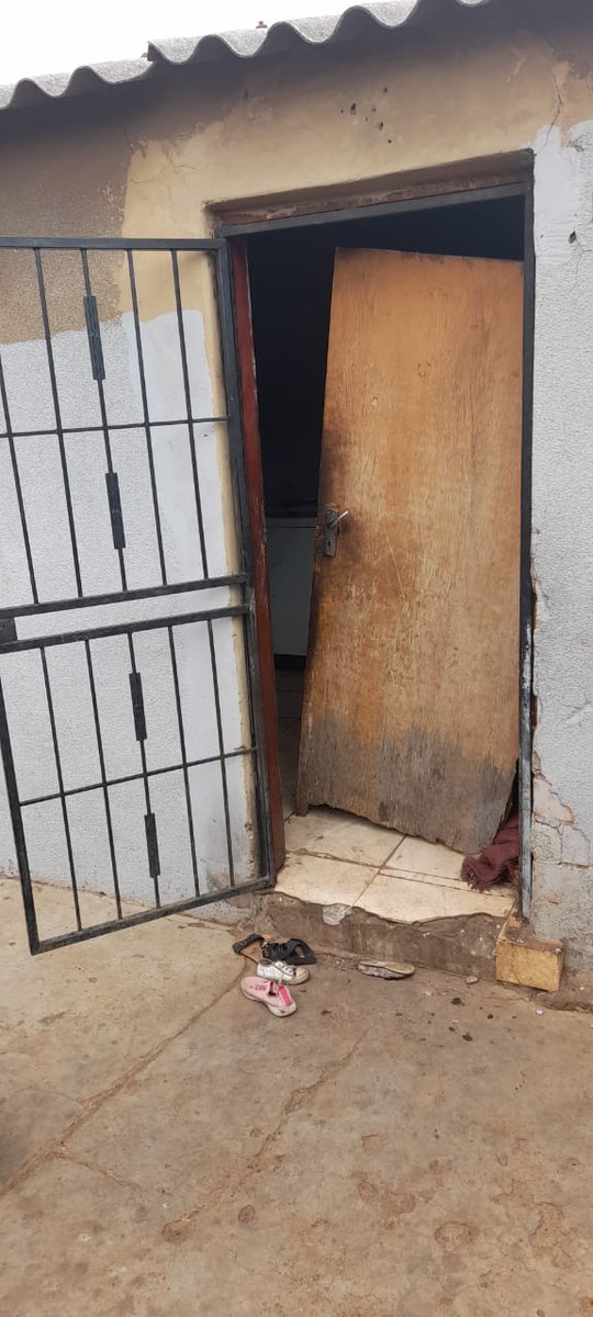 tankiso_matanka's tweet image. Today we were in Dlamini Soweto to visit a child headed home

On our arrival we met with a 22 year old girl(Mbali) who is looking after 7 siblings and her 2 children.her older sister 25 year old is on drugs.

Mbali is has been diagnosed with cervical cancer and depression
