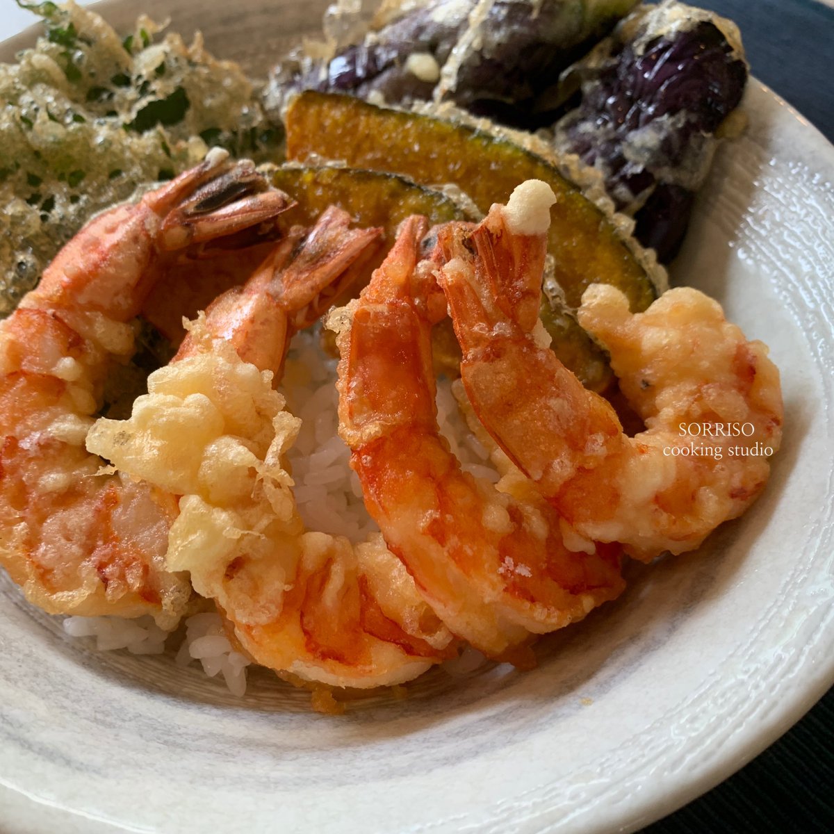 具沢山の海老天丼

サクッと揚げてあるので、具沢山なのにサラッと食べられちゃいます♪

天丼のタレも出汁から取っているので、濃厚でとても美味しいですよ♪

皆様お待ちしております。