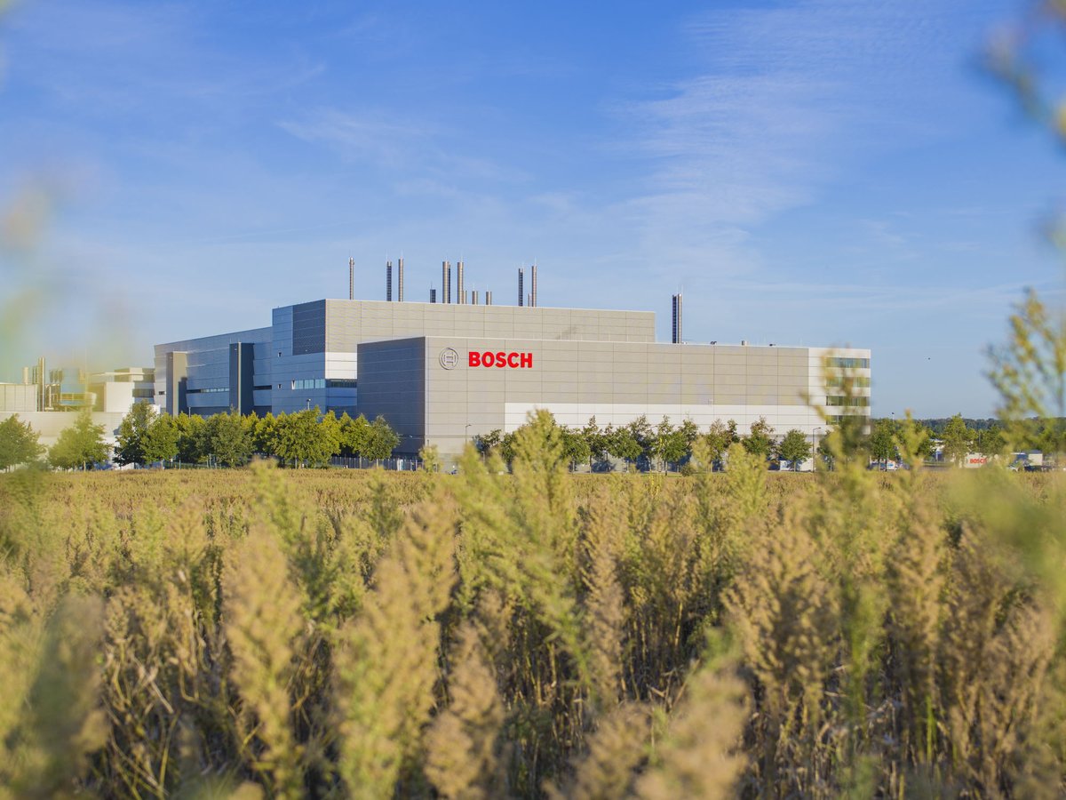 Today we welcomed the Federal President of Germany Frank-Walter #Steinmeier &amp; Saxony's Prime Minister <a href="/MPKretschmer/">Michael Kretschmer</a> to our newly opened #semiconductor fab in Dresden. We at <a href="/BoschGlobal/">BoschGlobal</a> are proud of our highly modern fab &amp; happy to share insights: bit.ly/ChipFactoryDre…
