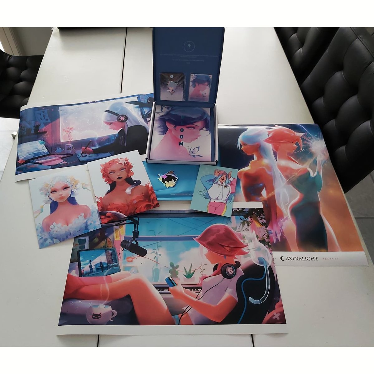 Tiffany_Sarong's tweet photo. #Bloom2 is here!! 🌸 Look at all these treasures 😍 @rossdraws has done it again, amazing work 🙏 If you guys haven't ordered this beauty yet I highly recommend you do it fast 🤗 #rossdraws #milo #artbook #prints #pins #poster #colordodge #teammilo https://t.co/OfXfDg0qrz