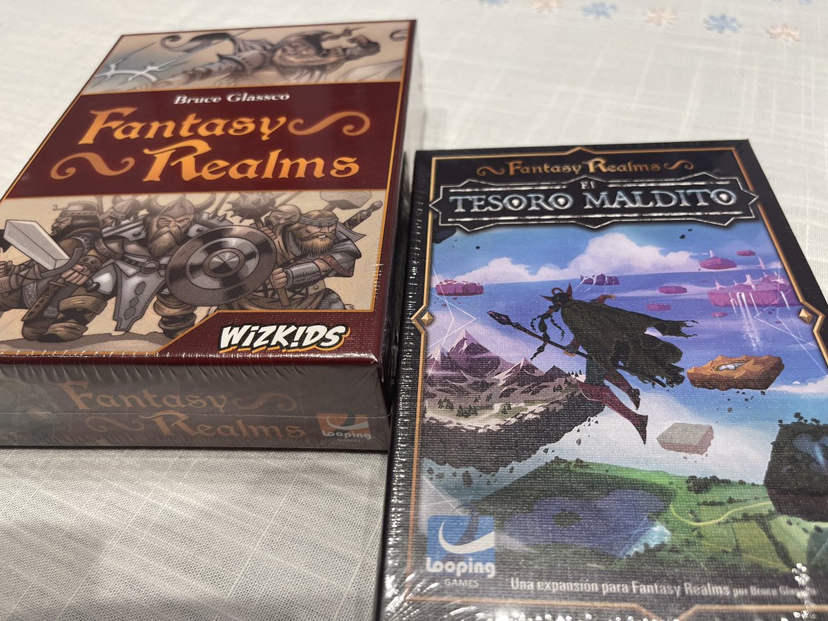 japarradog's tweet photo. Que ganas tenia de que entrara este #FantastyRealm en casa, este verano lo he jugado muchísimo y con copia ajena.
Su corta duración y la búsqueda de sinergia es la clave de su éxito.
También ha caído la segunda expansión del #7WD, se habla muy bien y me encanta este juego a dos https://t.co/xKWqvFtkJH
