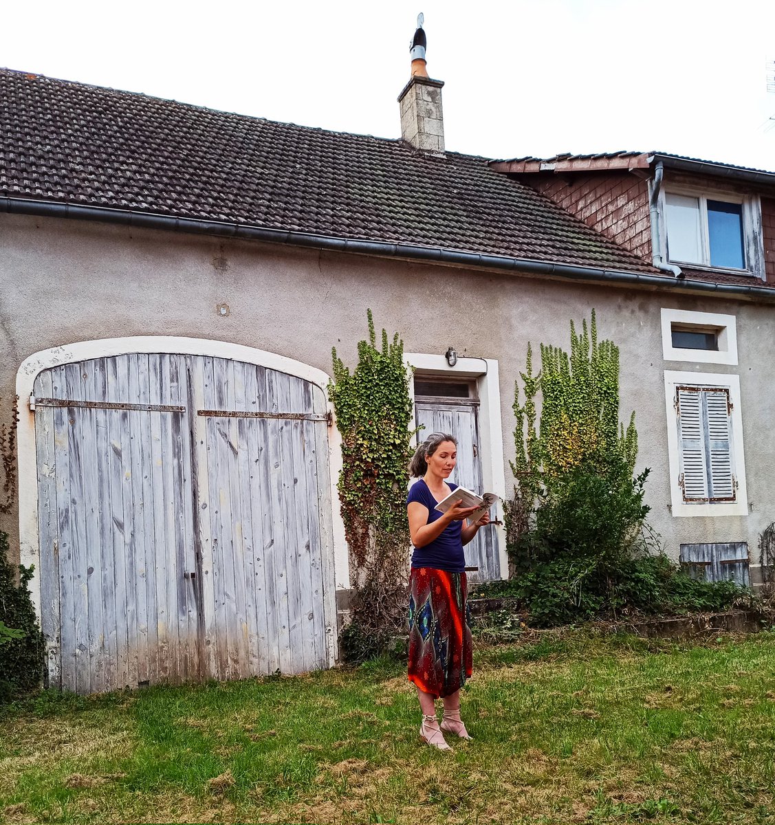 Lecture du premier chapitre de Dés-illusions par la comédienne Caroline Cousineau, au festival de théâtre du Morvan.
Merci à toutes et à tous de votre présence ! 🌳☀️📖

#festival #theatre #morvan #lecture #editionsalbabastida