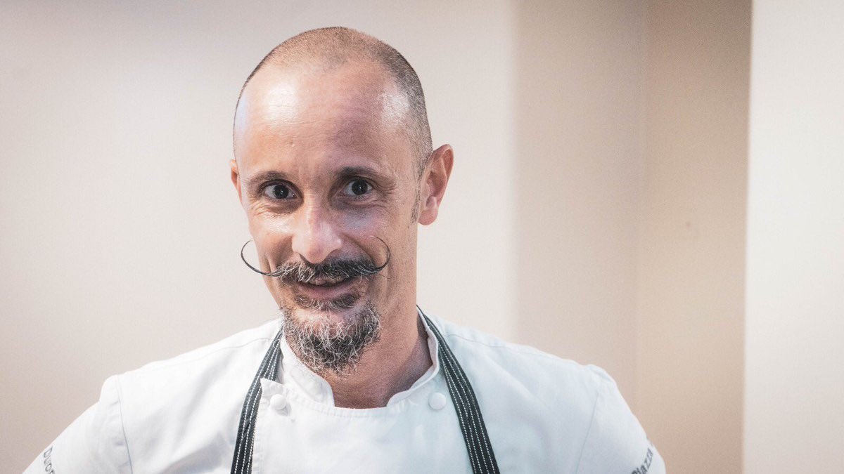 WineNewsIt's tweet photo. La #NocciolaDelPiemonte #Igp è #protagonista del #wafer dolce firmato dallo #chef #EnricoCrippa al ristorante, con #trestelle #Michelin, #piazzaduomoalba, legato a doppio filo al territorio e ad una delle grandi famiglie del #vino di Langa, come #Ceretto (@CerettoWinery) https://t.co/UzrJ1PXd8k