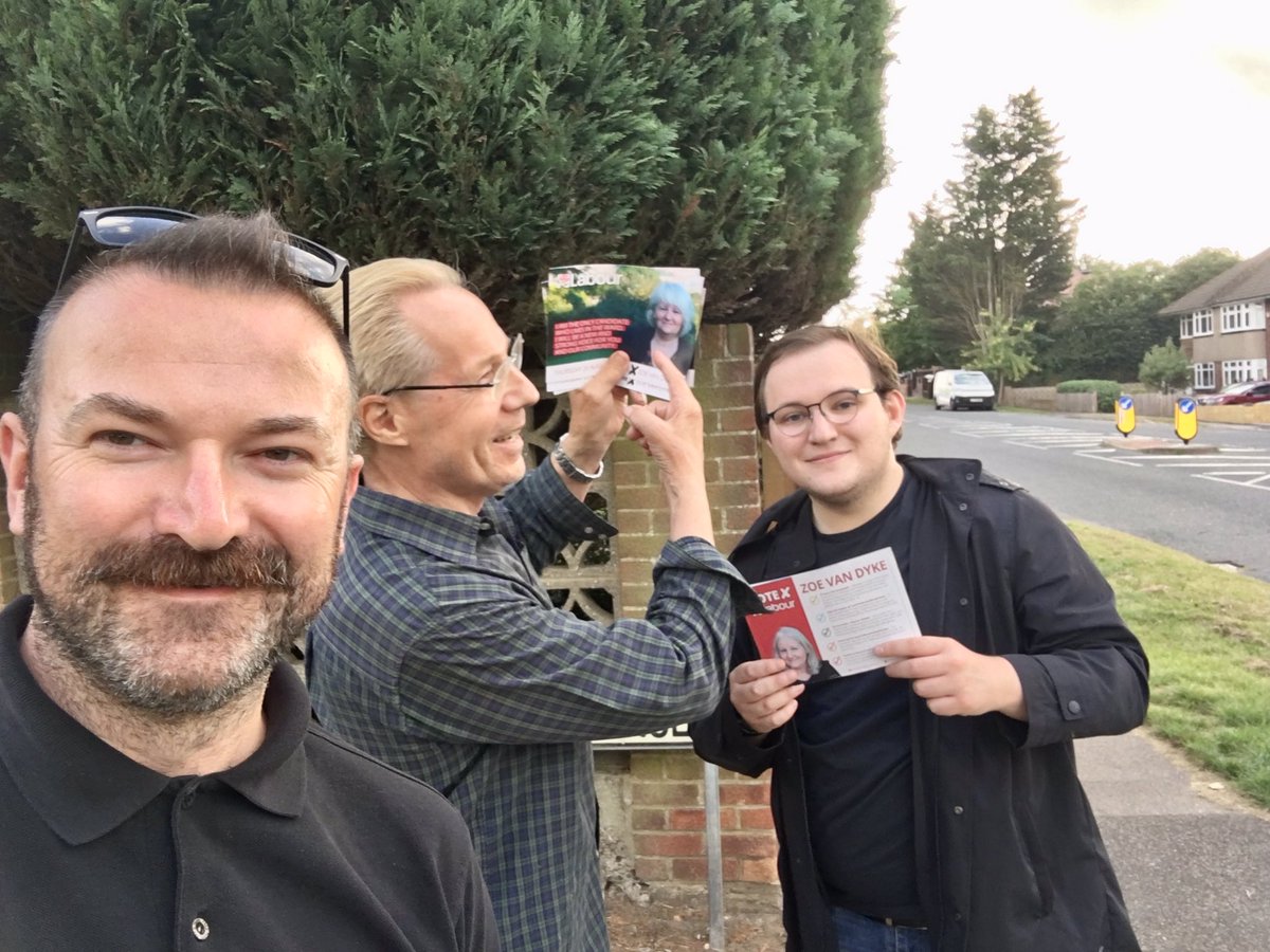 ajpaterson's tweet photo. 🌹🚪Great response on the doors tonight in #StroodNorth for our brilliant @MedwayLabour by-election candidate Zoe Van Dyke - and a huge number of friends and colleagues on the #LabourDoorstep. We did it in #RochesterWest… Let’s do it again! Make YOUR vote count this Thursday 🗳 https://t.co/qGTxDZV0os
