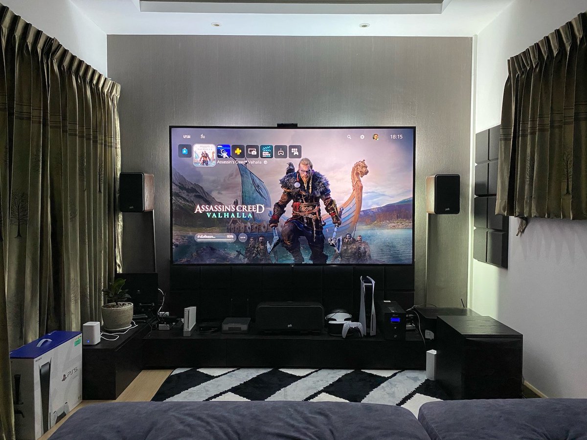 Самый лучший игровой телевизор. Телевизоры для сони плейстейшен 4. Ps5 Projector. Игровой сетап с ps5. Комната геймера ps5.