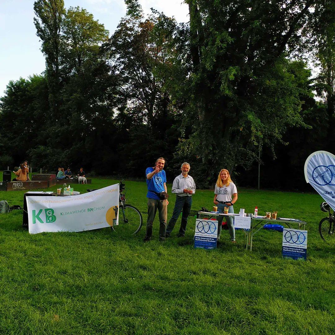 klimawende's tweet photo. Die 1.000er Marke ist geknackt!Dieses Wochenende waren wieder unsere engagierten Sammler:innen unterwegs. Ganz Bochum ist voll mit Menschen, die wollen, dass unser Strom sauber wird. Seid dabei und helft uns die 8.000 zu erreichen. Du kannst das auch!#ökostrom #direktedemokratie https://t.co/JbjfaAoXPn