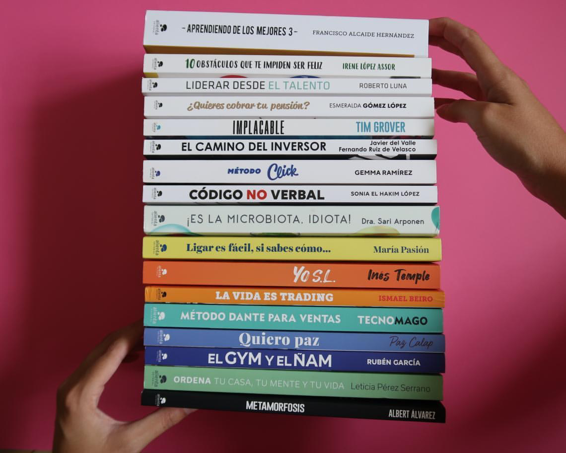 Alienta's tweet photo. Libros, libros y más libros. 

Os deseamos una feliz semana de lecturas 💙📚 https://t.co/t7hB2C7hFF