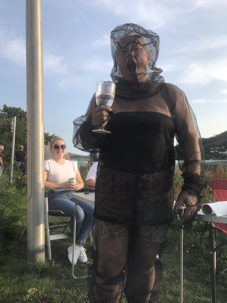 AnnieMcgoverm's tweet photo. #IsleofSkye midgies by the thousands. #notgettingme #imsafe #dressednottoimpress x x https://t.co/oKz0o14hdx