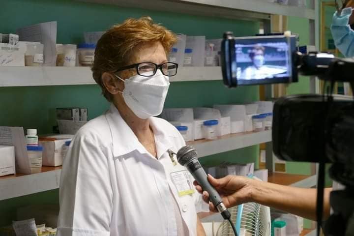 islavisionicrt's tweet photo. #EnDesarrollo 📺💙
💊💉🎥🗣️🎤Nuestra periodista Taymi Barzaga y el camarógrafo Rolando Febles, trabajan en un reportaje acerca de la disponibilidad de medicamentos en el Hospital General Docente Héroes del Baire, de #IslaJoven🏥 

📸: Hector García
@dir_Salud_IJ @osmaritornec https://t.co/PGrgyYZOEs