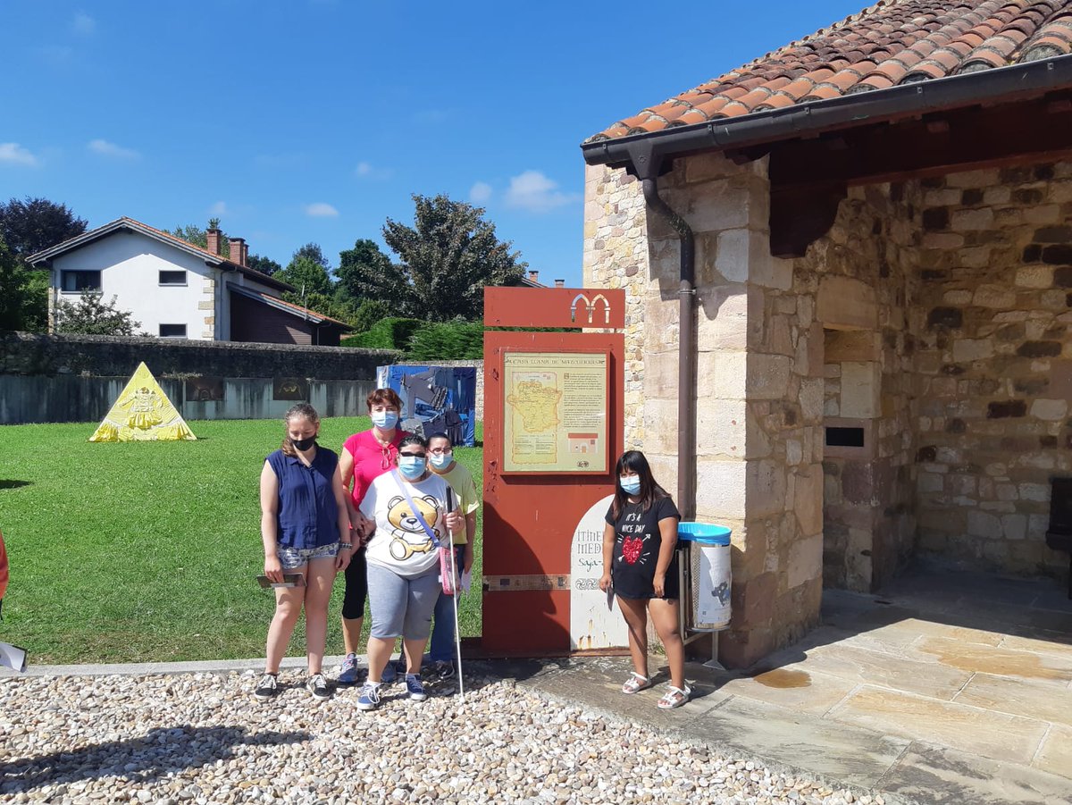ObraSanMartin's tweet photo. En #CentrodeDíaMiguelManso disfrutamos de #Mazcuerras, lugar donde encontraron refugio las escritoras Concha Espina y Josefina Aldecoa. 

Hemos visitado la Casa Gótica, hemos aprendido sobre botánica y el poder curativo de las plantas y 
hemos disfrutado de #Aselart 2021 😉❤️👏 https://t.co/BLhRiVEs75