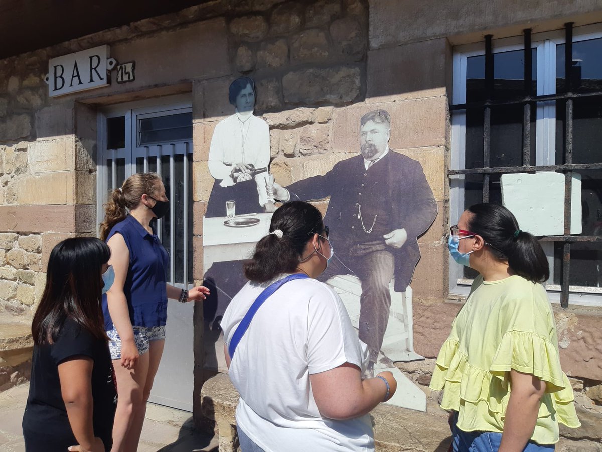 ObraSanMartin's tweet photo. En #CentrodeDíaMiguelManso disfrutamos de #Mazcuerras, lugar donde encontraron refugio las escritoras Concha Espina y Josefina Aldecoa. 

Hemos visitado la Casa Gótica, hemos aprendido sobre botánica y el poder curativo de las plantas y 
hemos disfrutado de #Aselart 2021 😉❤️👏 https://t.co/BLhRiVEs75